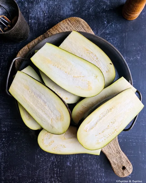 Aubergines coupées en deux dans la longueur