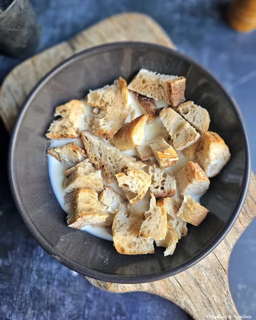 Morceaux de pain rassis trempés dans du lait