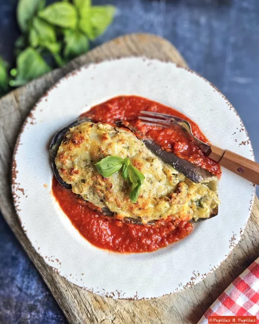 Aubergine farcie à la bonifacienne avec coulis de tomate