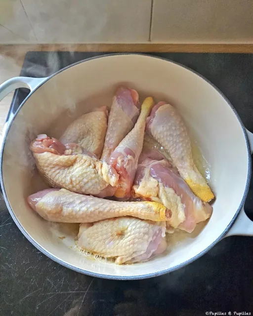 Mettez les morceaux de poulet