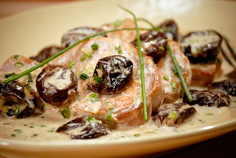 Pork loin tournedos with cream, Calvados and prunes.